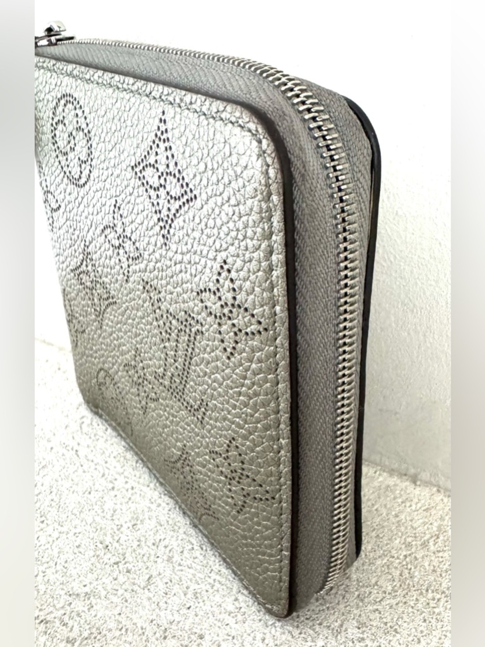 LOUIS VUITTON Mahina Leather Galet Gray Compact Wallet Metallic Sheen - Picture 4 of 8